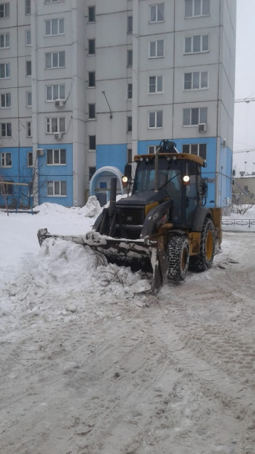 Уборка снега на ул. Артамонова, д.34б, 38б!