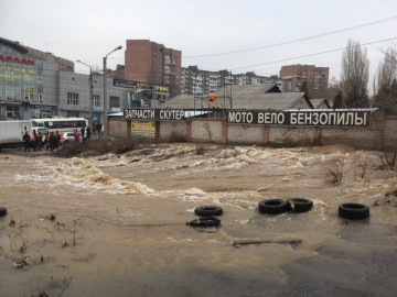Потоп на авторынке Воронежа!  Улица Антонова-Овсиенко  ушла под воду.