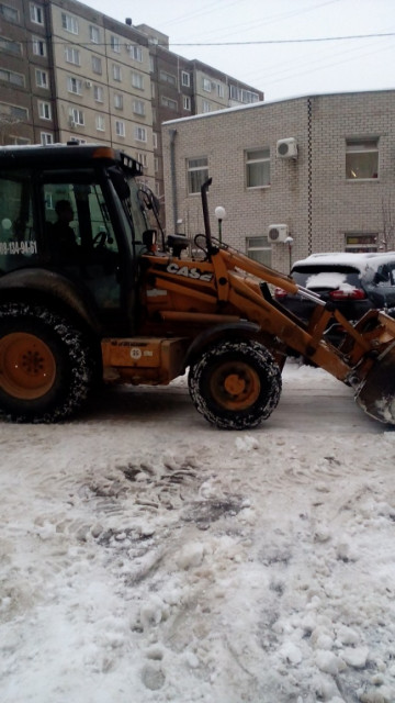 Уборка снега на ул. Моисеева, д.37