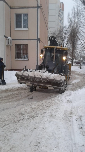 Уборка снега на ул. Пирогова, д.36!