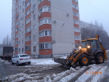 Уборка снега в жилом фонде.